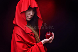 红衣美女捧苹果