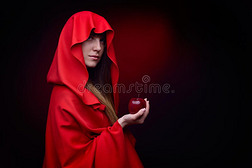 红衣美女捧苹果