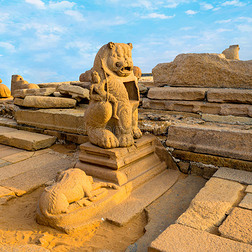 美丽的古代雕塑狮子整体著名的海岸临时