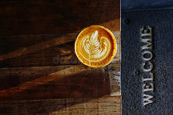 木制背景上的一杯拿铁艺术咖啡