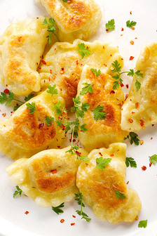 白盘上的油炸饺子