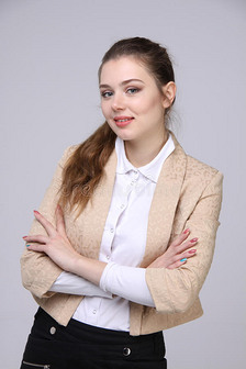 女孩站着,双臂交叉在他的胸前