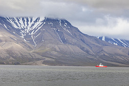 美丽的风景与挪威游船停靠在龙年湾港口的背景下雾黑山和平静