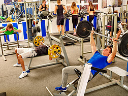 一群在健身房锻炼身体的人。