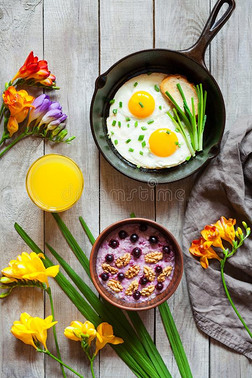 早餐的概念与春天的心情，燕麦片和煎蛋