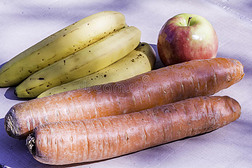 巨大的胡萝卜和香蕉和一个大苹果