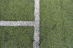 足球操场上交叉白线的细节。 的特写