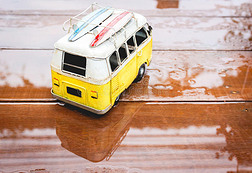雨天在木头上的公共汽车玩具