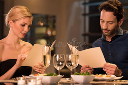 餐厅的双人阅读菜单