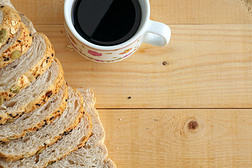 全麦面包和咖啡平躺在木桌上。