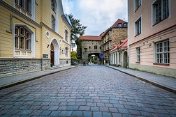 老城的鹅卵石街道和中世纪建筑