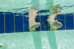 双脚水下游泳池