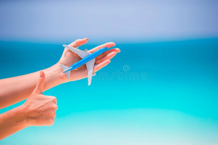 玩具飞机背景的特写绿松石海