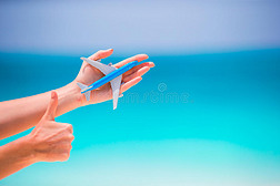 玩具飞机背景的特写，绿松石海