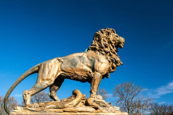 莱恩战争纪念碑下阿什顿的青铜狮子
