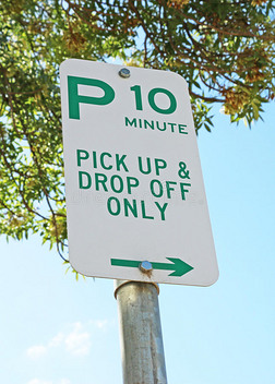 绿色和白色10分钟停车标志