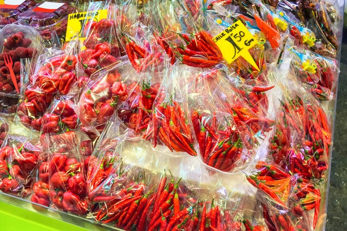 新鲜成熟的红色哈巴内罗和辣椒塑料袋