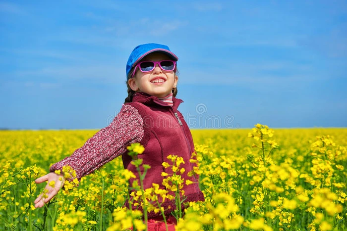女孩在油菜籽地里开着鲜艳的黄花春天的风景