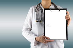 女性医生的手拿着医疗剪贴板，白纸和听诊器在蓝色模糊的背景上