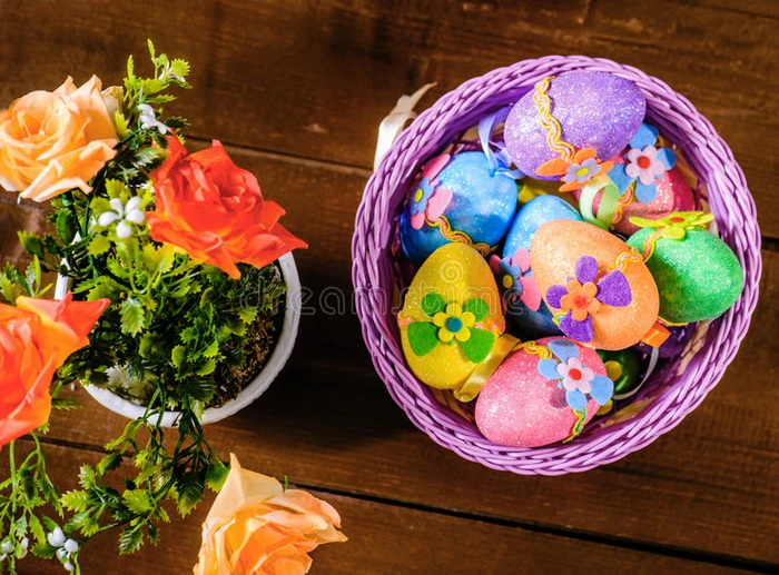 复活节鸡蛋放在紫罗兰篮子里玫瑰花放在锅里 上面的风景