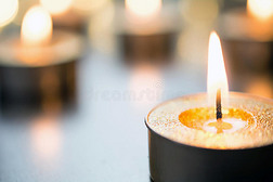 金色浪漫的茶灯在明亮的圣诞节气氛与波克木桌上