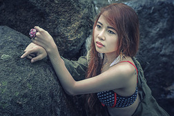 亚洲美丽的年轻女孩站在水落