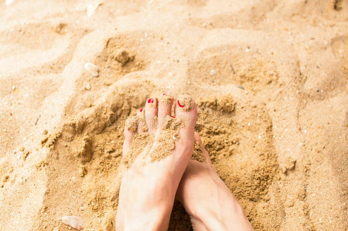 女人踩在沙滩上