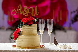桌上漂亮的结婚蛋糕