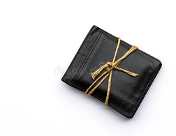 黑色皮革钱包，白色背景上有绳子。概念