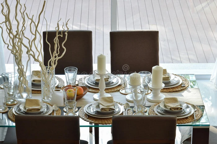 现代家庭的餐桌木制桌子优雅的桌子设置