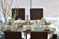 现代家庭的餐桌木制桌子，优雅的桌子设置