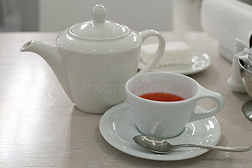 一杯茶和白色茶壶