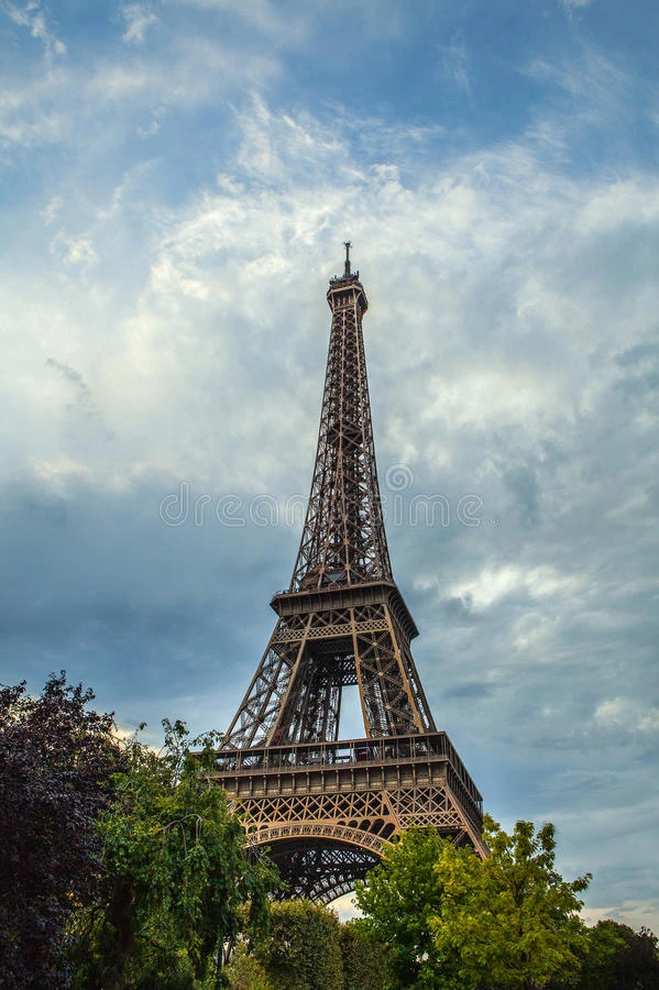 埃菲尔铁塔在巴黎对抗蓝天在白天的夏天