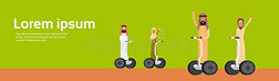 阿拉伯人组织阿拉伯男人女人骑电动滑板车