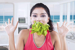 女性模特在厨房吃菠菜