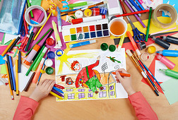儿童画画男孩背着空气飞翔，用铅笔在纸上画图画的俯视手，艺术品工作场所