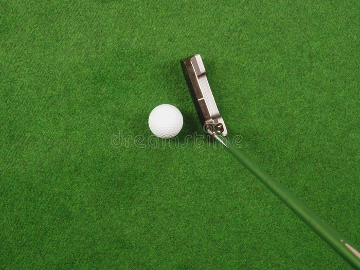 高尔夫球在绿色