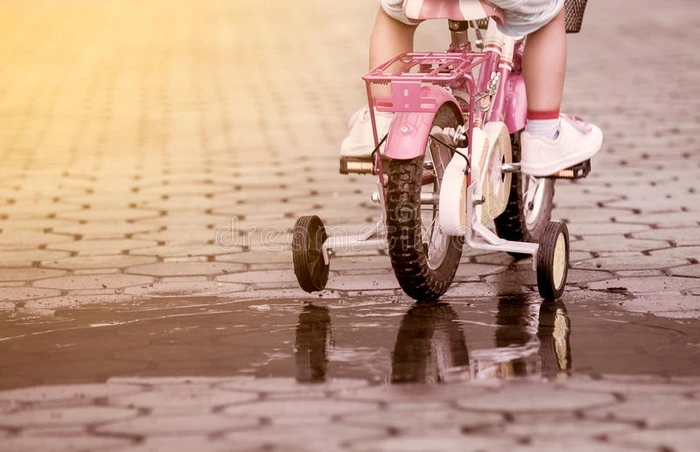 小女孩在公园里骑自行车