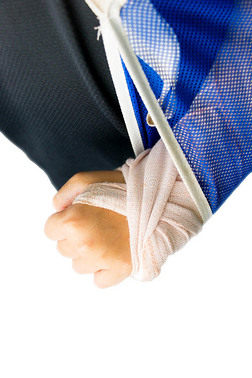 手绷带摄影图|模糊的孩子断了手臂用绷带