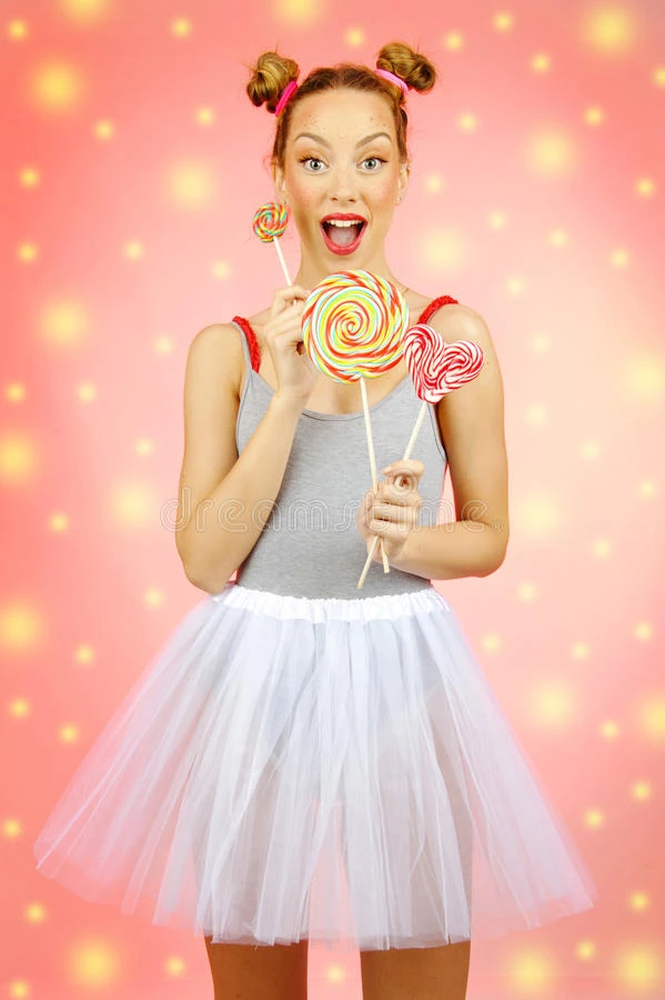 美丽的快乐女孩有雀斑拿着糖果吃糖果棒棒糖有表情