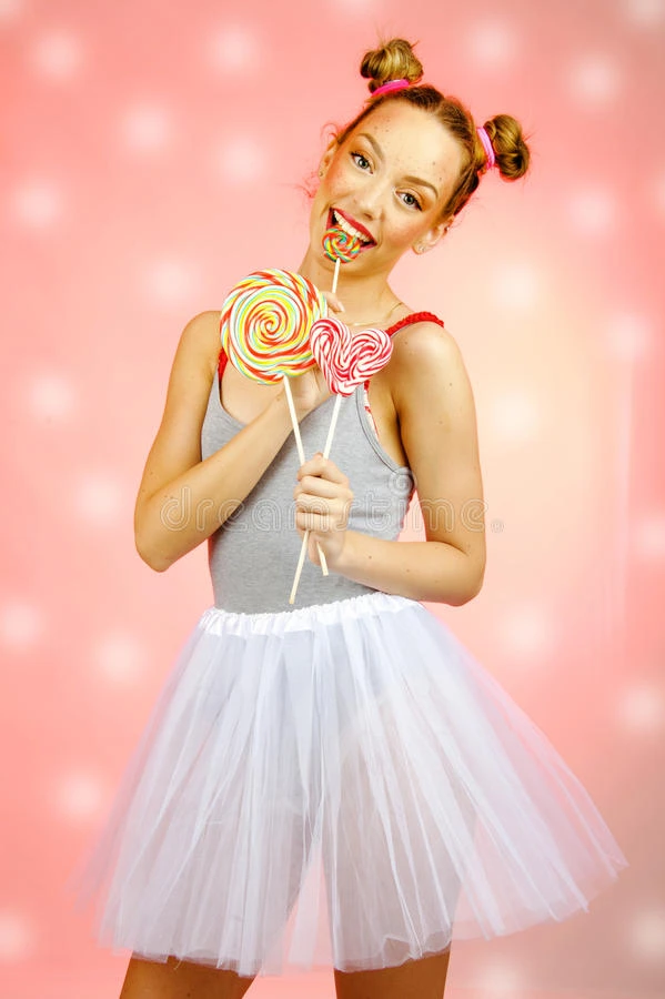 美丽的快乐女孩有雀斑拿着糖果吃糖果棒棒糖有表情