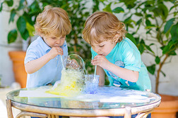 两个快乐的孩子用彩色泡泡做实验