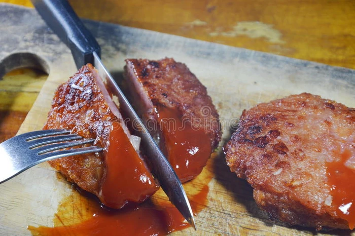 切碎块上的深煎猪肉碎酱番茄酱切片