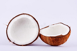 新鲜椰子半剪路椰奶在白色背景水果食品上分离