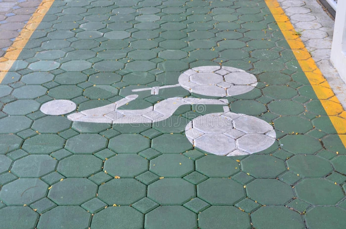 绿色水泥砌块路面上的绿色自行车道