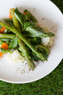 芦笋沙拉配胡萝卜