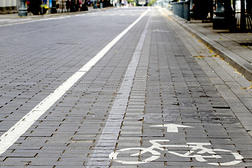 在城市里有标志的自行车路