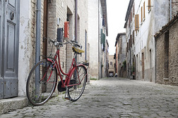 在城市的一个古老部分的街道上的自行车