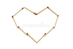 关闭一组红色火柴棒排列在白色背景上隔离的心脏图案中