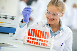 女性化学助理在化学实验室做实验